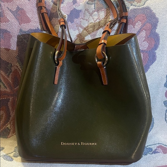 Dooney & Bourke Handbags - 🦆 Dooney & Bourke Olive Green Shoulder Bag